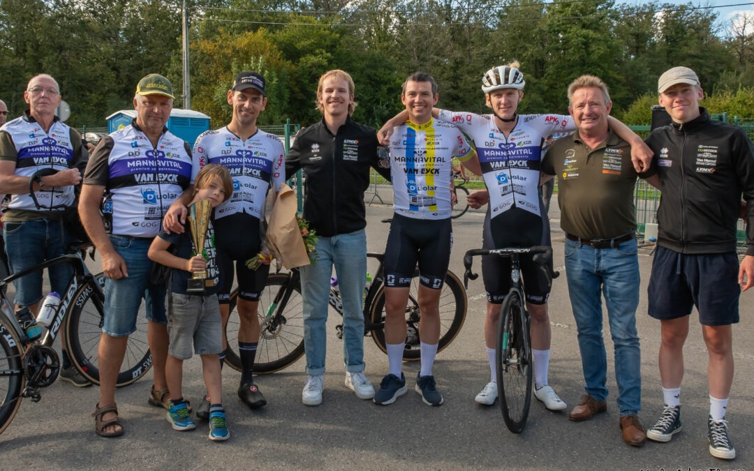 Op 8-9-24 behaalden we met Tom Acke een tweede overwinning in de Beker van België in de toch wel zware wedstrijd GP Du Velodrome Rochfort.